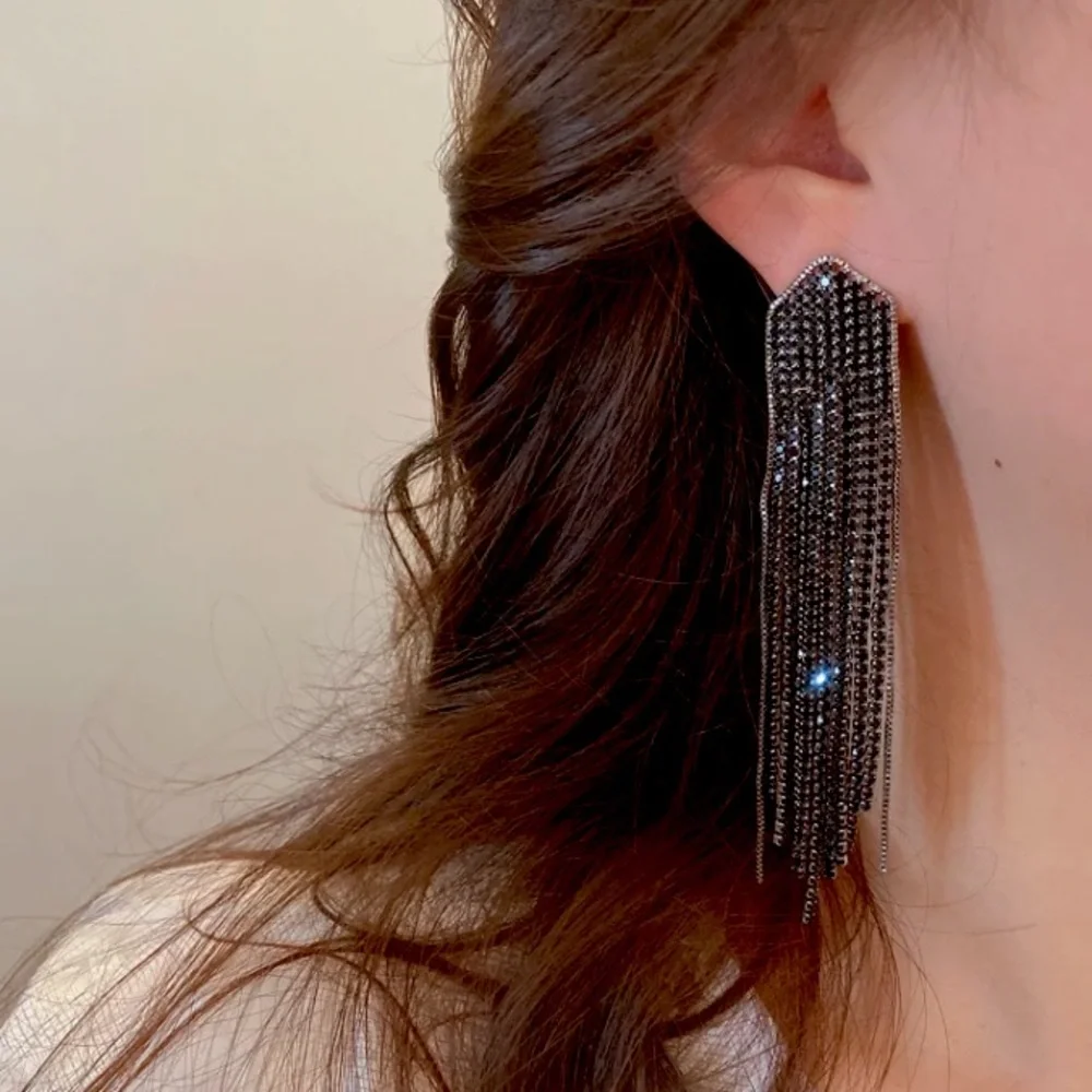 🌟 Black Long Rhinestone Crystals Long Earrings - Picture 2 of 4